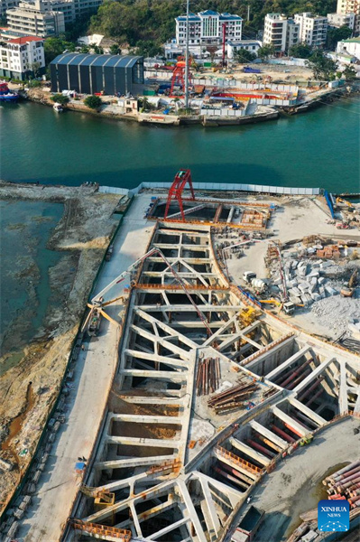 Photo aérienne prise par un drone le 31 mars 2026, montrant le chantier du projet de passage à l'embouchure de la rivière Sanya, dans la province de Hainan (sud de la Chine). (Yang Guanyu/Xinhua)