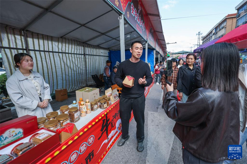Zhejiang : à Zhuji, la foire traditionnelle du « Er yue ban » stimule la consommation rurale