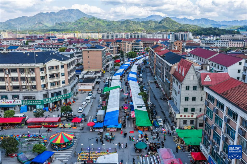 Zhejiang : à Zhuji, la foire traditionnelle du « Er yue ban » stimule la consommation rurale