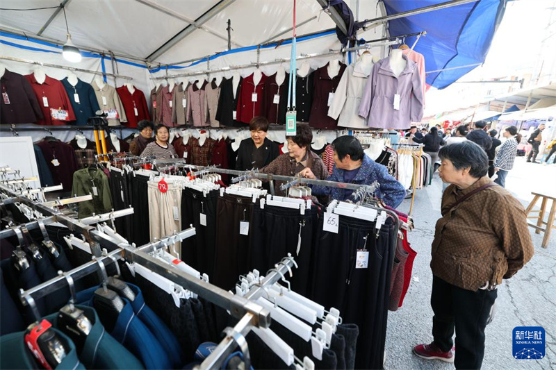 Zhejiang : à Zhuji, la foire traditionnelle du « Er yue ban » stimule la consommation rurale