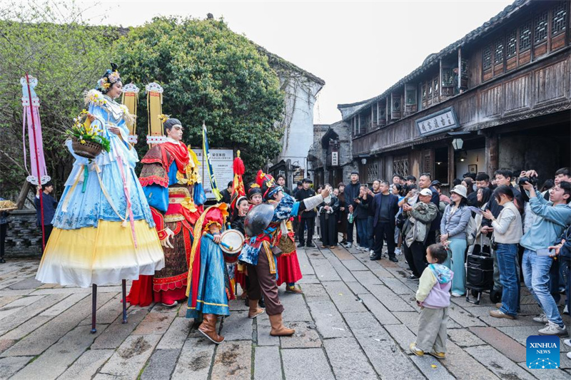 Zhejiang : ouverture d'une foire traditionnelle à Wuzhen