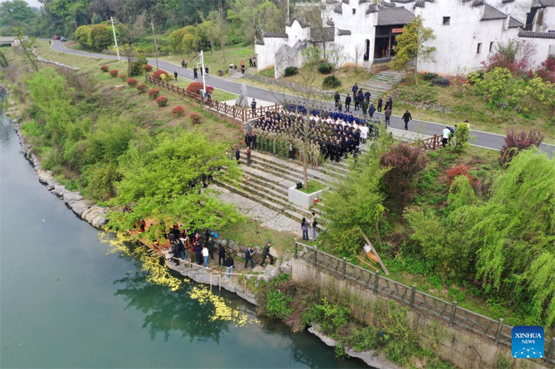 Diverses activités de commémoration en hommage aux martyrs organisées à l'approche de la Fête Qingming