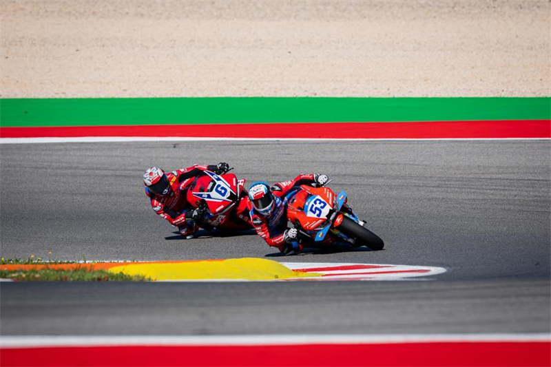Le pilote français Valentin Debise (à droite), au guidon d'une moto ZXMOTO, participe à la catégorie World Supersport (WorldSSP) lors de l'étape portugaise du championnat du monde de Superbike (WSBK) sur le circuit de Portimão, au Portugal, le 28 mars 2026. (Xinhua)