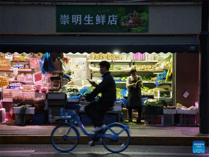 Shanghai : de nombreuses petites boutiques de rue animent la vie urbaine