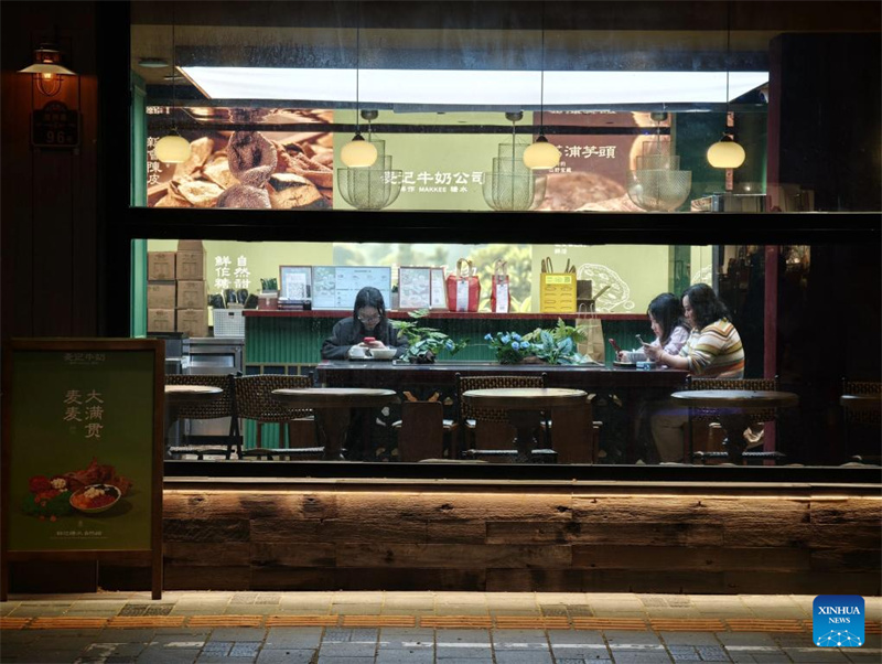 Shanghai : de nombreuses petites boutiques de rue animent la vie urbaine