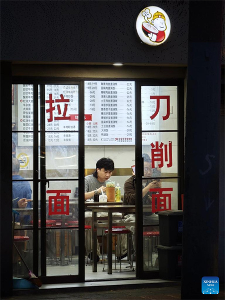 Shanghai : de nombreuses petites boutiques de rue animent la vie urbaine