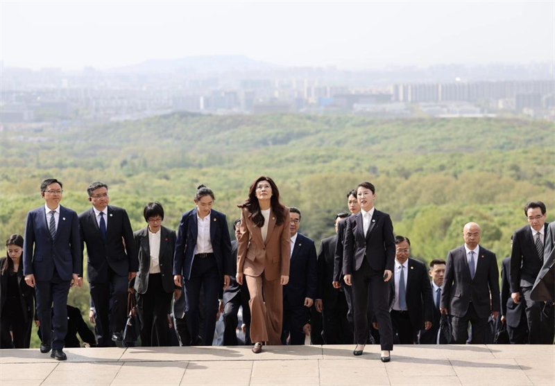 La présidente du KMT se rend au mausolée de Sun Yat-sen à Nanjing pour lui rendre hommage