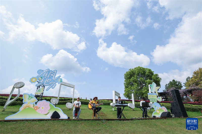Zhejiang : le festival de cerfs-volants « Brise printanière sur dix lieues » dynamise le tourisme rural
