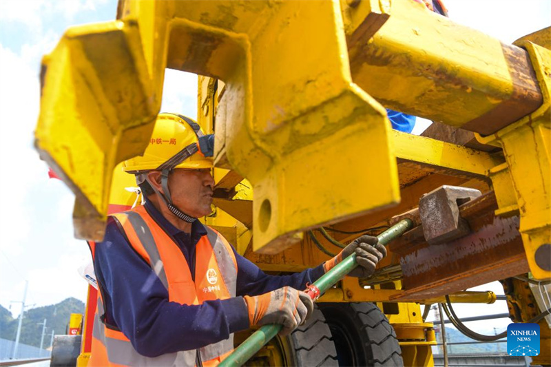 Le chemin de fer à grande vitesse Chongqing–Wanzhou entre dans la phase de pose des voies