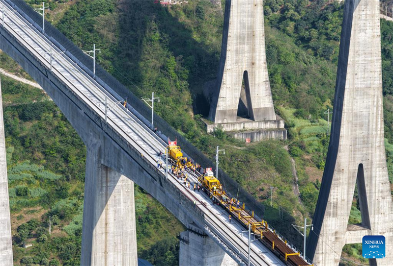 Le chemin de fer à grande vitesse Chongqing–Wanzhou entre dans la phase de pose des voies