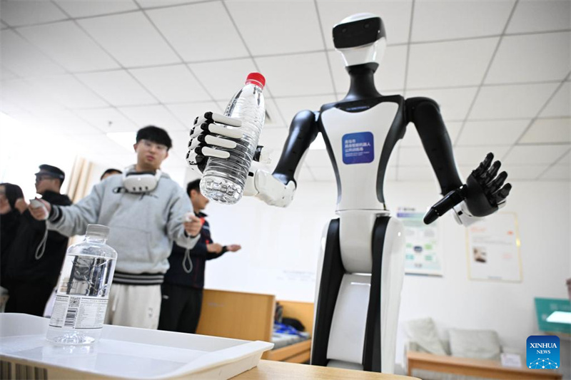 Shandong : des robots de soins aux personnes âgées formés et testés à Qingdao