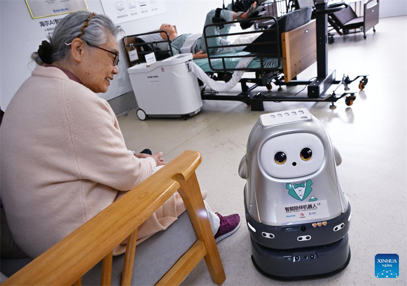 Shandong : des robots de soins aux personnes âgées formés et testés à Qingdao