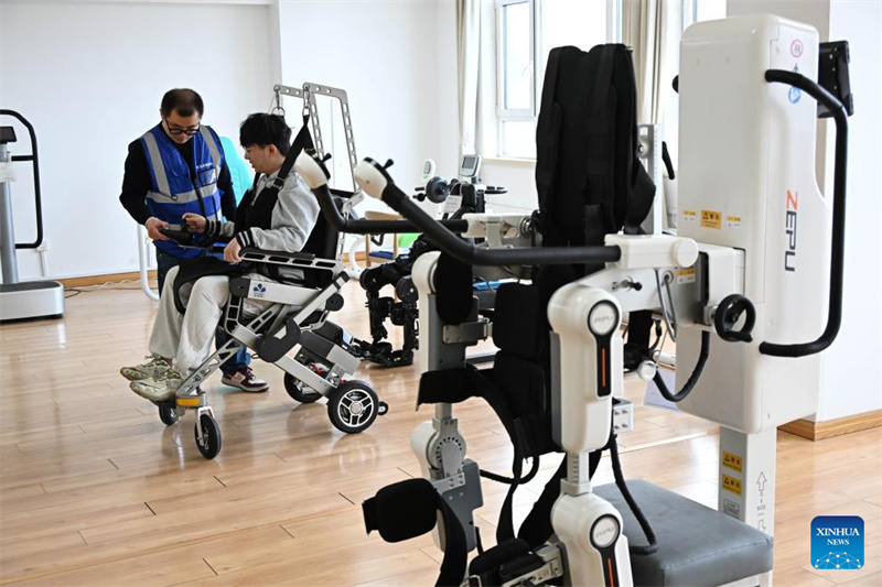 Shandong : des robots de soins aux personnes âgées formés et testés à Qingdao