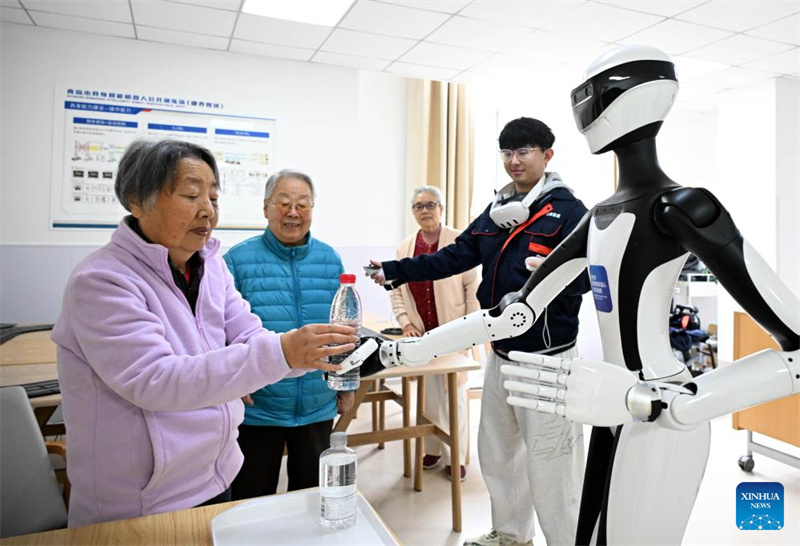 Shandong : des robots de soins aux personnes âgées formés et testés à Qingdao