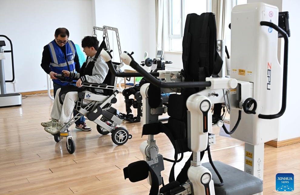 Shandong : des robots de soins aux personnes âgées formés et testés à Qingdao