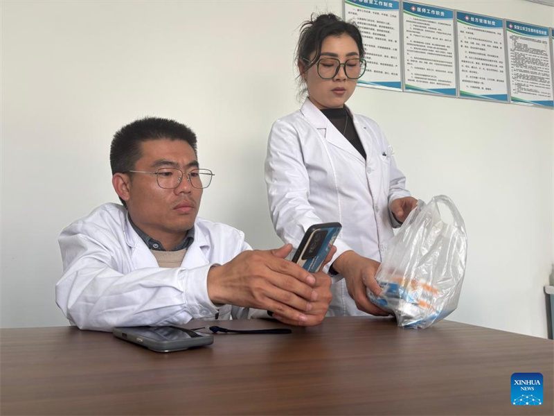 Xinjiang : l'histoire inspirante d'un médecin handicapé qui a su aller au-delà de sa maladie et réussir