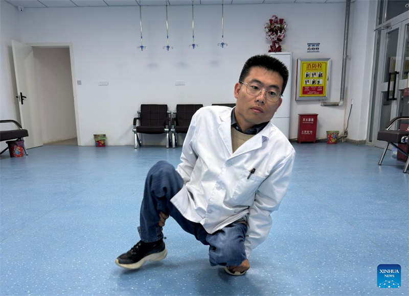 Xinjiang : l'histoire inspirante d'un médecin handicapé qui a su aller au-delà de sa maladie et réussir