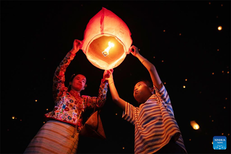 Yunnan : des gens font voler des lanternes Kongming à Jinghong