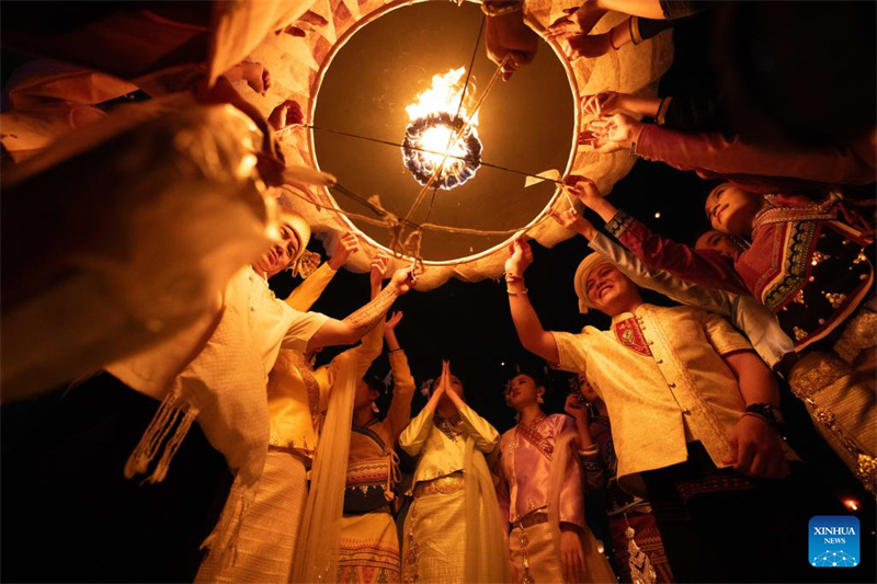 Yunnan : des gens font voler des lanternes Kongming à Jinghong