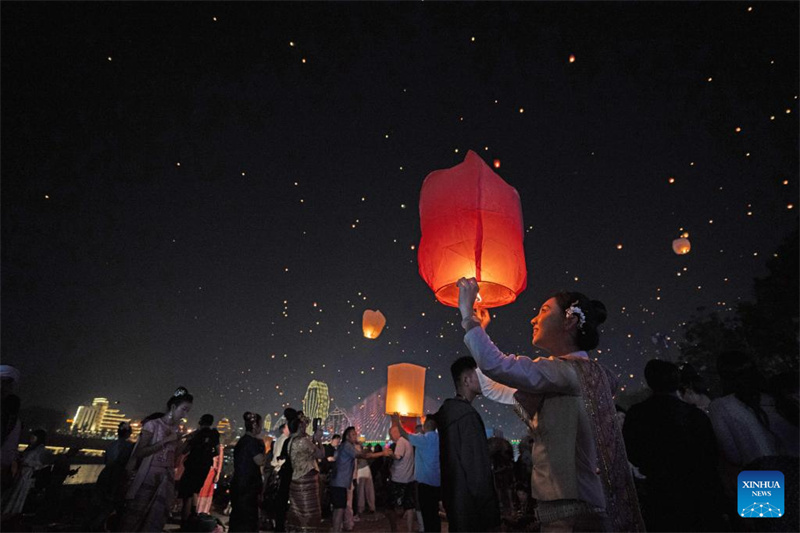 Yunnan : des gens font voler des lanternes Kongming à Jinghong