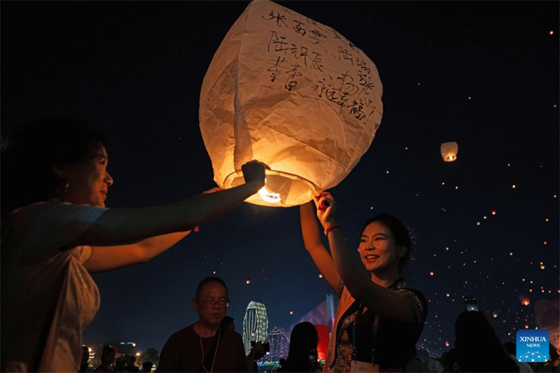 Yunnan : des gens font voler des lanternes Kongming à Jinghong