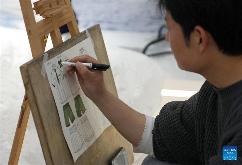 Zhejiang : l'industrie du vêtement pour enfants est en plein essor à Zhili