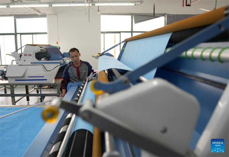 Zhejiang : l'industrie du vêtement pour enfants est en plein essor à Zhili