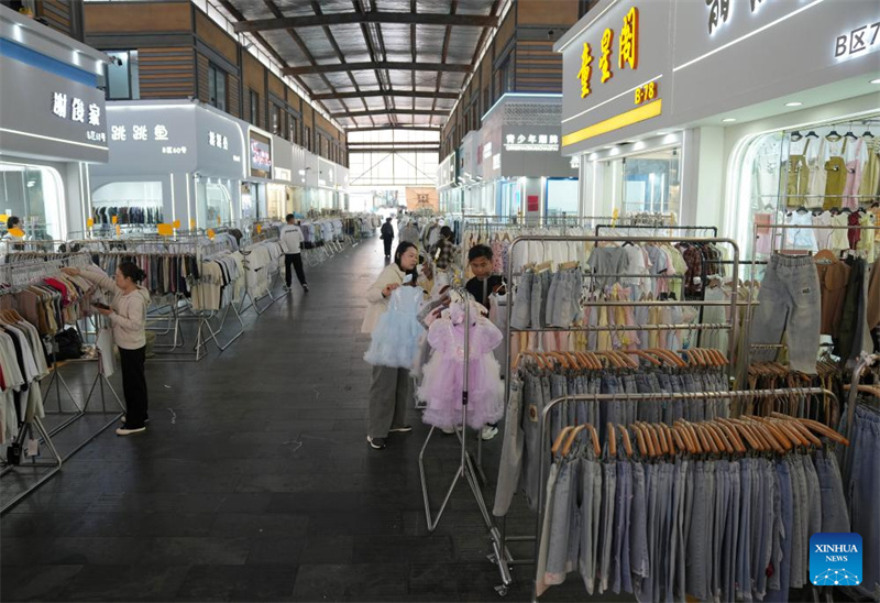 Zhejiang : l'industrie du vêtement pour enfants est en plein essor à Zhili