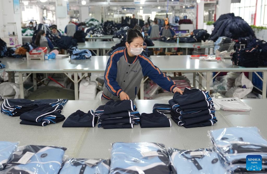 Zhejiang : l'industrie du vêtement pour enfants est en plein essor à Zhili