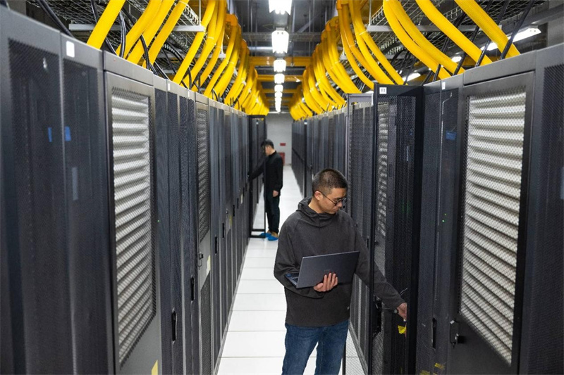 Le personnel effectue des inspections quotidiennes dans la salle informatique de l'IDC au Centre informatique convergent international du Xinjiang, situé dans la ville de Changji, dans la région autonome ouïghoure du Xinjiang (nord-ouest de la Chine). (Photo/ He Long)