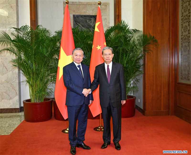 Le plus haut législateur chinois rencontre le dirigeant vietnamien