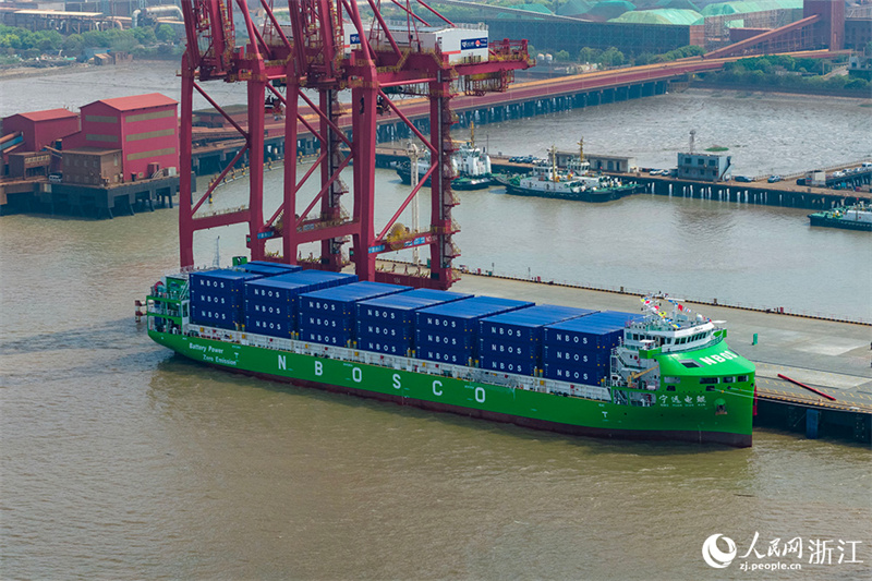 Zhejiang : le plus grand porte-conteneurs intelligent électrique pur de 10 000 tonnes au monde a appareillé du port de Ningbo Zhoushan