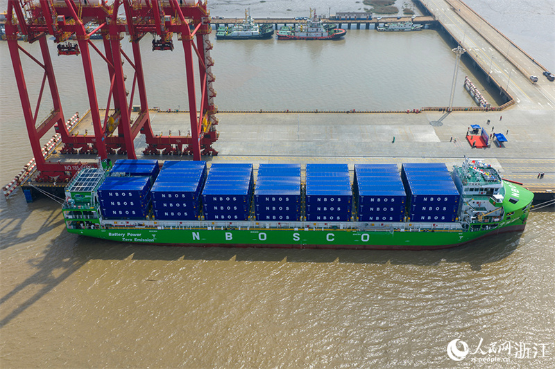 Zhejiang : le plus grand porte-conteneurs intelligent électrique pur de 10 000 tonnes au monde a appareillé du port de Ningbo Zhoushan