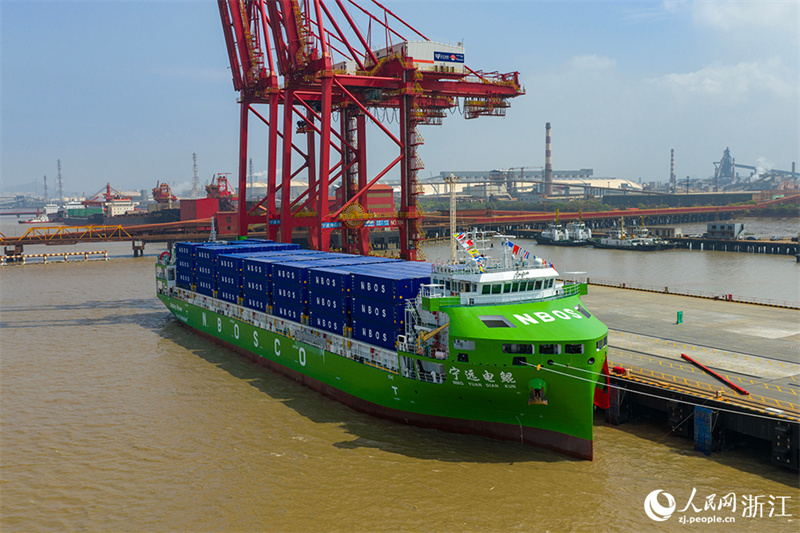 Zhejiang : le plus grand porte-conteneurs intelligent électrique pur de 10 000 tonnes au monde a appareillé du port de Ningbo Zhoushan