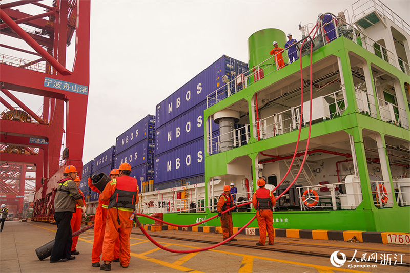 Zhejiang : le plus grand porte-conteneurs intelligent électrique pur de 10 000 tonnes au monde a appareillé du port de Ningbo Zhoushan