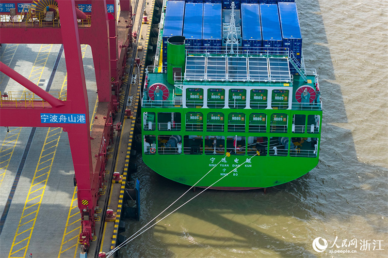 Zhejiang : le plus grand porte-conteneurs intelligent électrique pur de 10 000 tonnes au monde a appareillé du port de Ningbo Zhoushan
