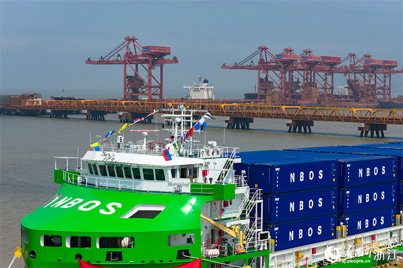 Zhejiang : le plus grand porte-conteneurs intelligent électrique pur de 10 000 tonnes au monde a appareillé du port de Ningbo Zhoushan