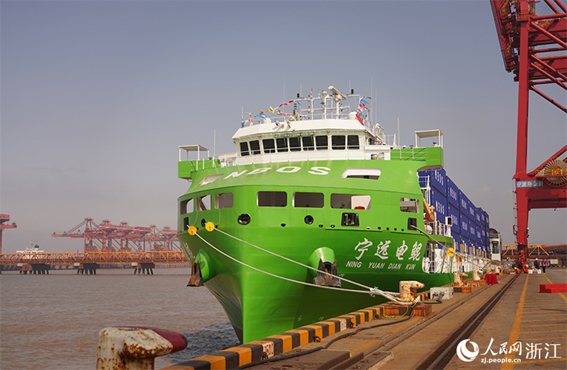 Zhejiang : le plus grand porte-conteneurs intelligent électrique pur de 10 000 tonnes au monde a appareillé du port de Ningbo Zhoushan