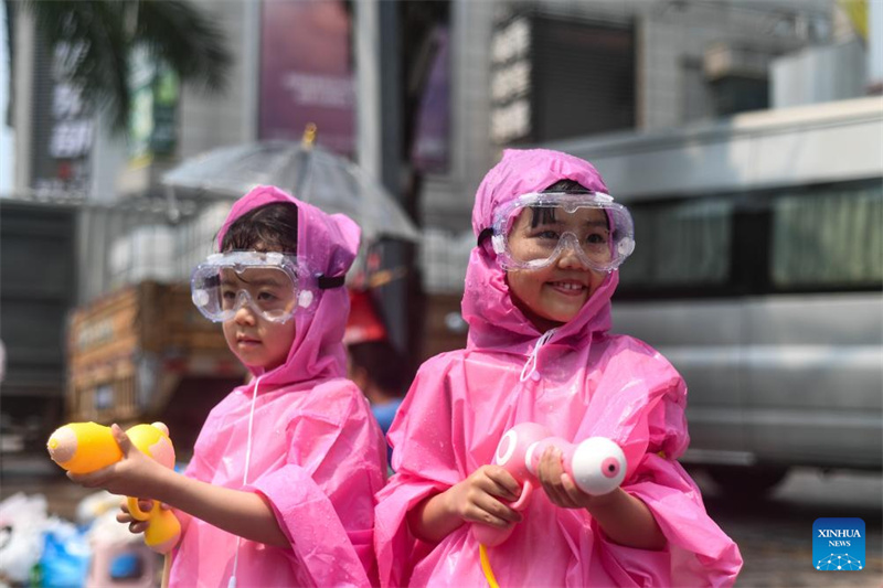 Yunnan : le Festival des éclaboussures d'eau célébré dans le Xishuangbanna