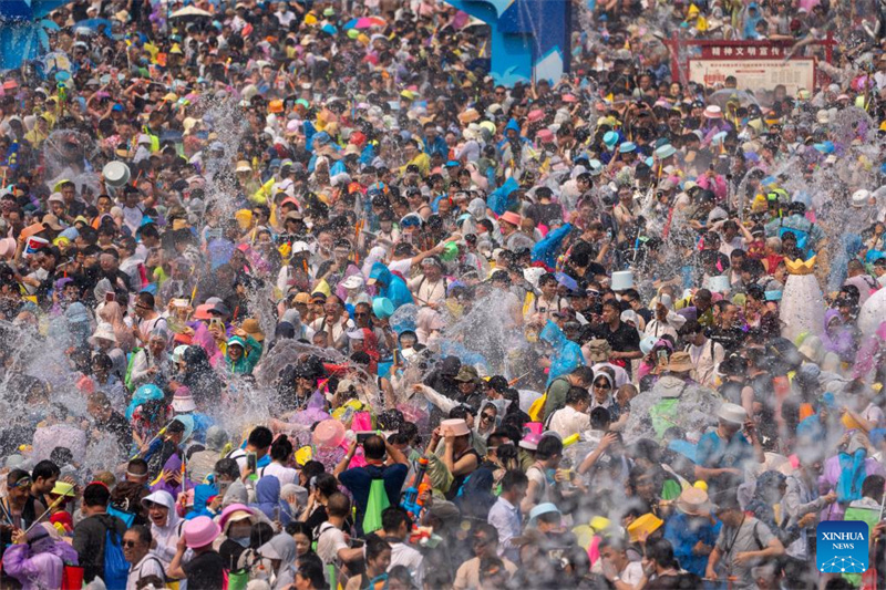 Yunnan : le Festival des éclaboussures d'eau célébré dans le Xishuangbanna