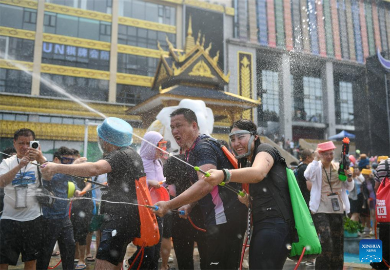 Yunnan : le Festival des éclaboussures d'eau célébré dans le Xishuangbanna