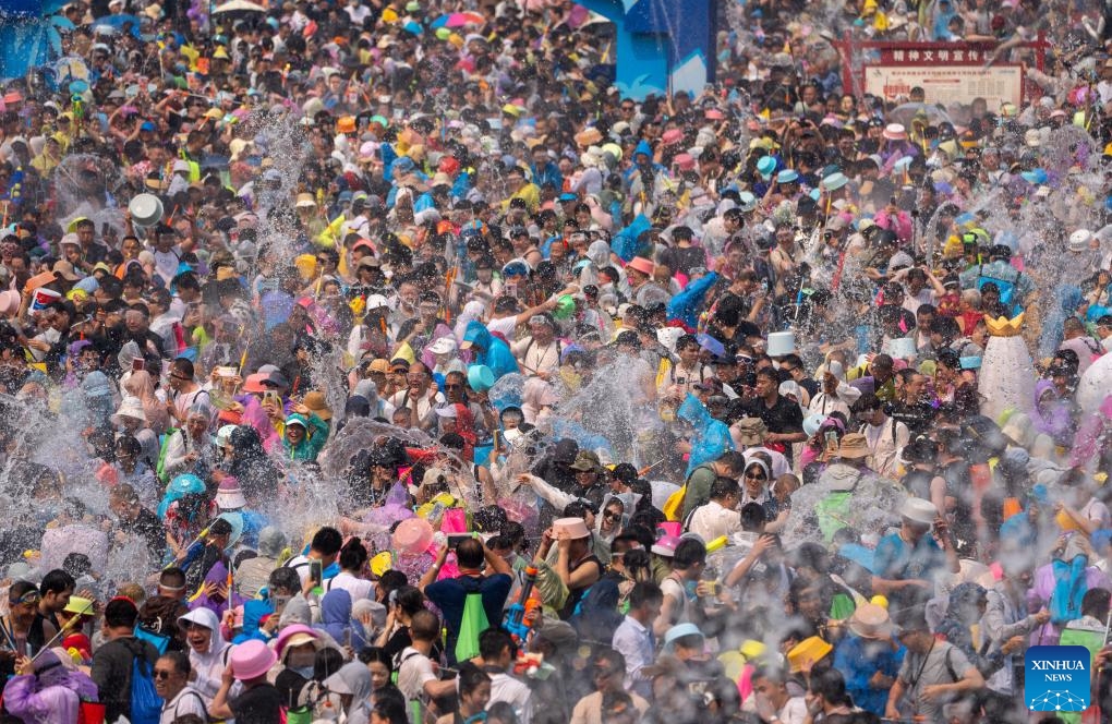 Yunnan : le Festival des éclaboussures d'eau célébré dans le Xishuangbanna