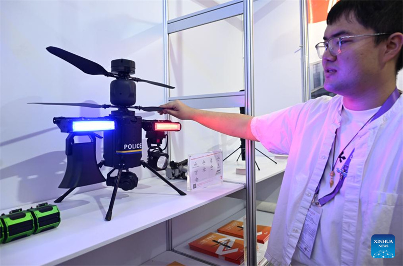 Guangdong : à la Foire de Canton, les drones illustrent les progrès de l'économie à basse altitude