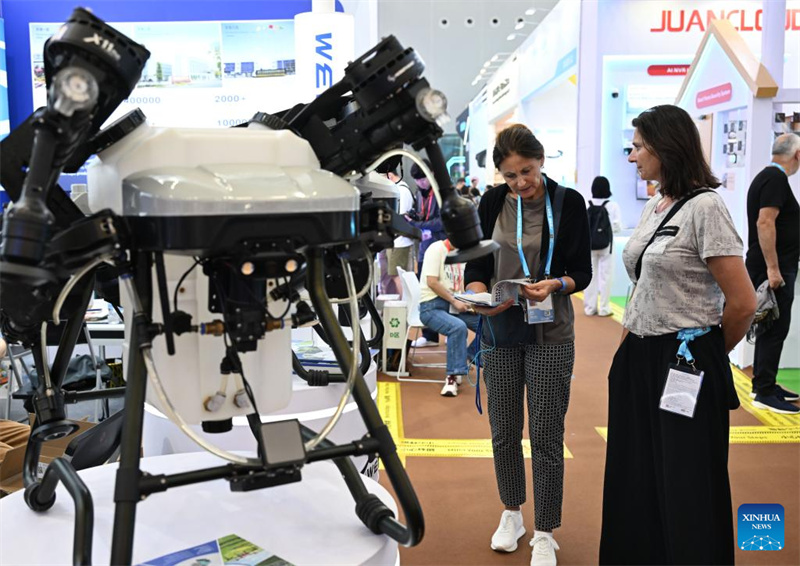 Guangdong : à la Foire de Canton, les drones illustrent les progrès de l'économie à basse altitude