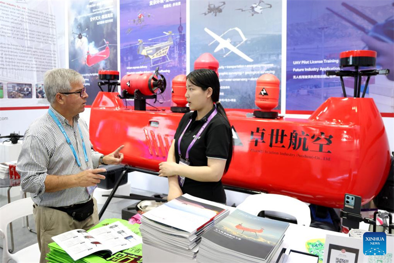 Guangdong : à la Foire de Canton, les drones illustrent les progrès de l'économie à basse altitude
