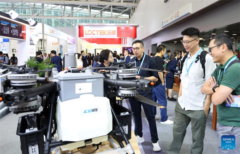 Guangdong : à la Foire de Canton, les drones illustrent les progrès de l'économie à basse altitude