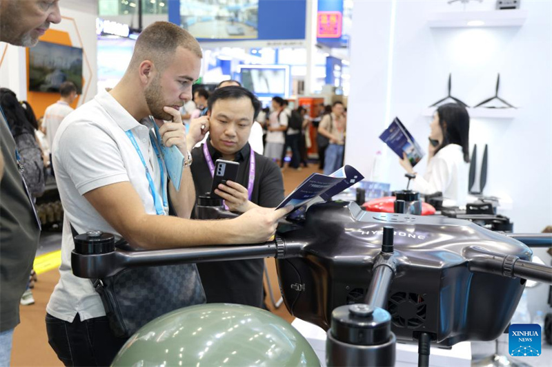 Guangdong : à la Foire de Canton, les drones illustrent les progrès de l'économie à basse altitude