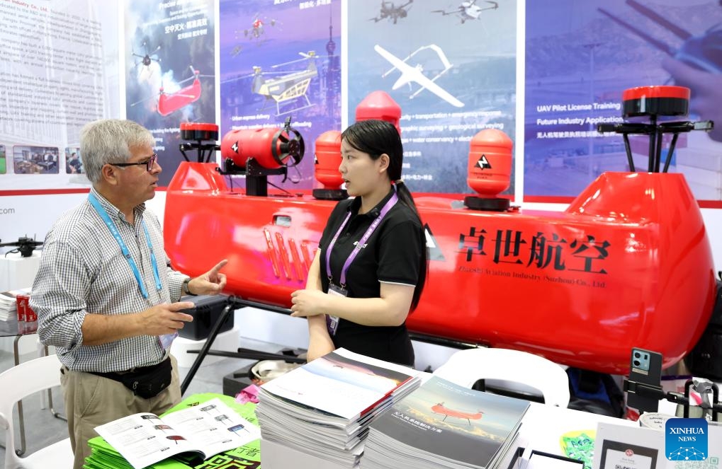 Guangdong : à la Foire de Canton, les drones illustrent les progrès de l'économie à basse altitude