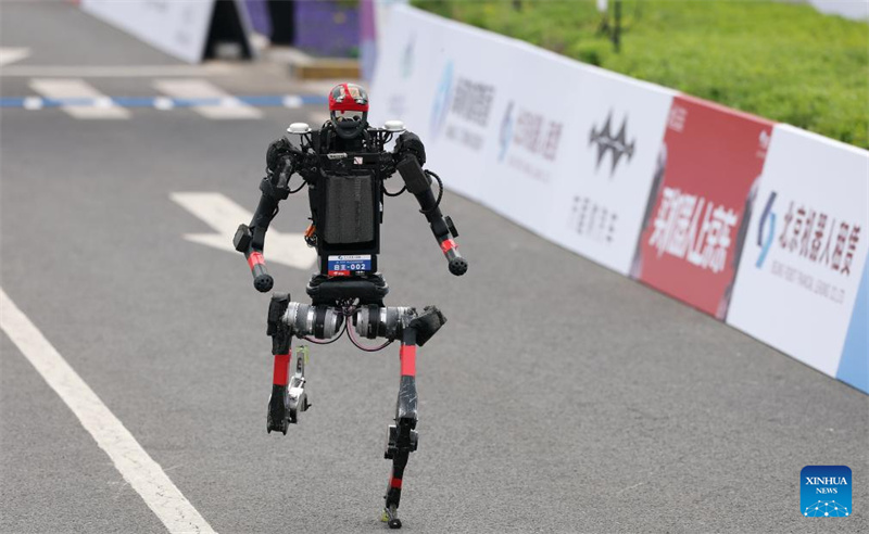 Un robot humanoïde bat le record du monde du semi-marathon humain à Beijing