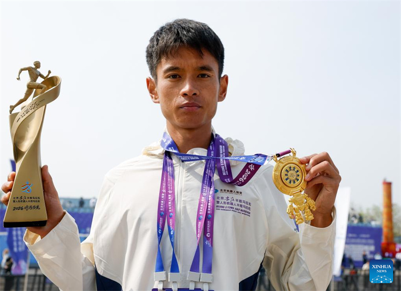 Un robot humanoïde bat le record du monde du semi-marathon humain à Beijing